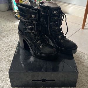 Guess black boots